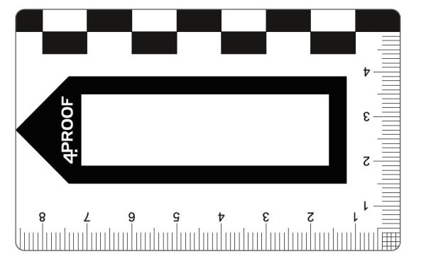 Abgebildet ist die Pfeil-Risskarte der Firma 4Proof in der Ansicht der Seite mit den aufgedruckten Rissvergleichsmaßstäben. Zusätzlich zu den an allen vier Seiten befindlichen linearen Maßstäben sind in den vier Ecken diagonale Rissvergleichsmaßstäbe in g